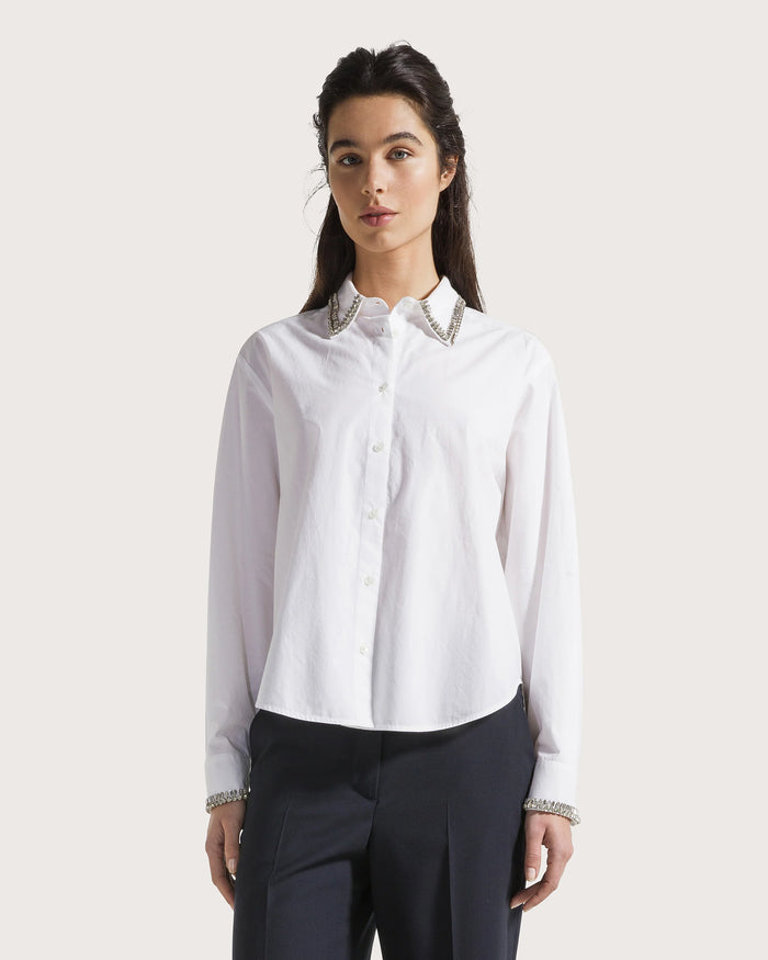 Camicia in popeline con dettaglio pietra bianco