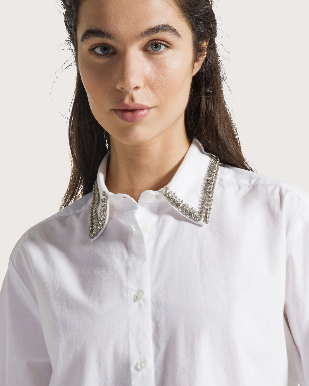 Camicia in popeline con dettaglio pietra bianco