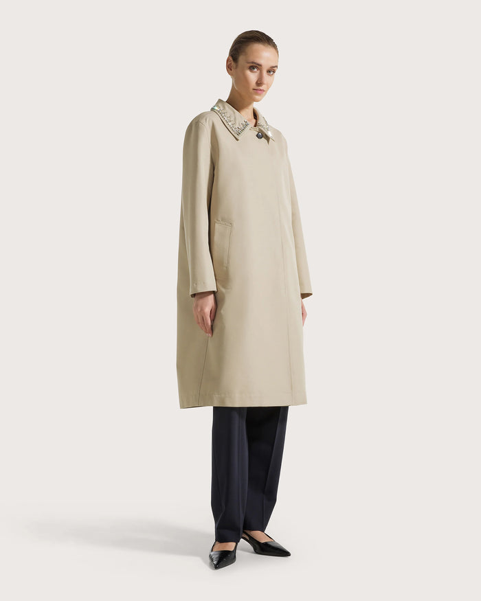 Trench in cotone con dettaglio collo accessorio beige