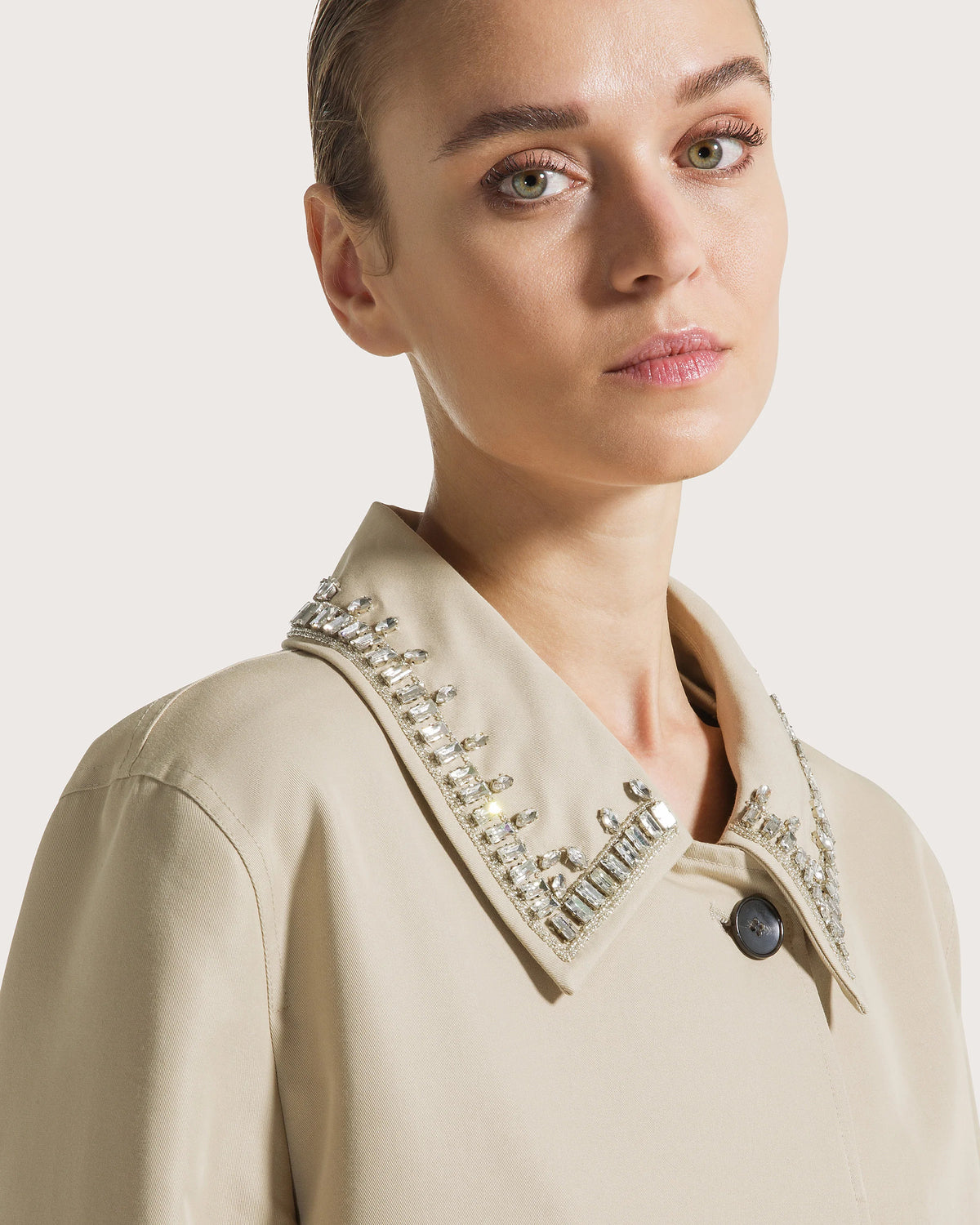 Trench in cotone con dettaglio collo accessorio beige